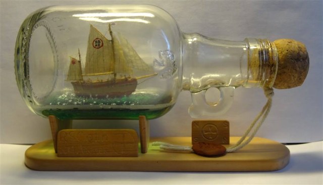 Модель спасательной лодки RS№1 Colin Archer в бутылке. Масштаб 1/230