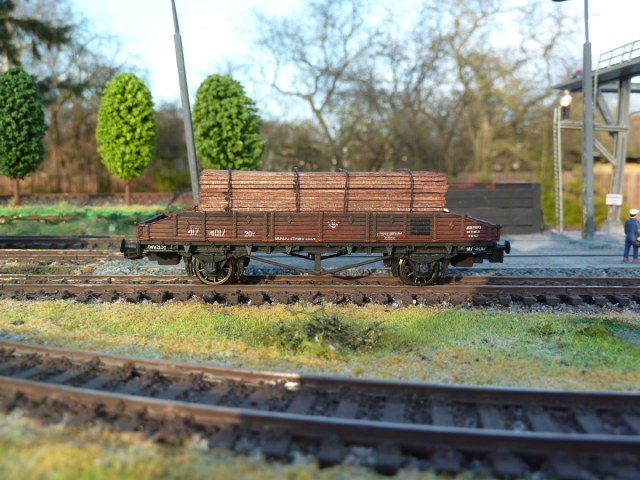 Двухосная платформа 20 тонн с грузом досок