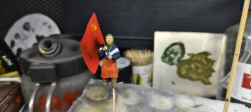 Фигурка "Бабушка с Красным флагом"