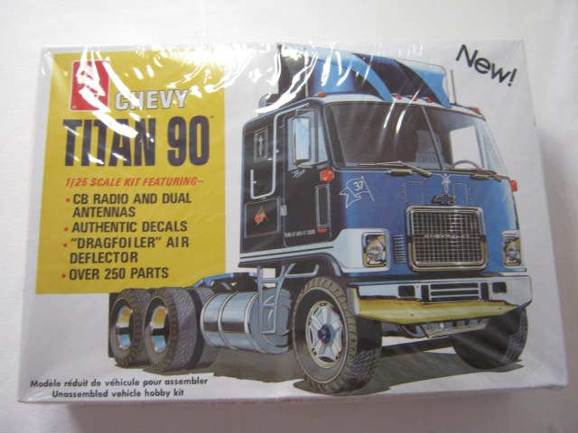 AMT 1/25  Chevy Titan 90 truck
