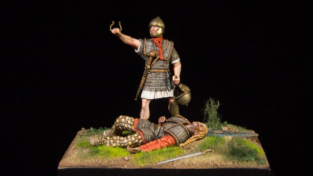 Республиканский римский легионер над павшим галлом