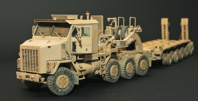 Oshkosh M1070 Truck Tractor & M1000 HET
