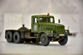 Седельный тягач КрАЗ-258 для перевозки башенных кранов