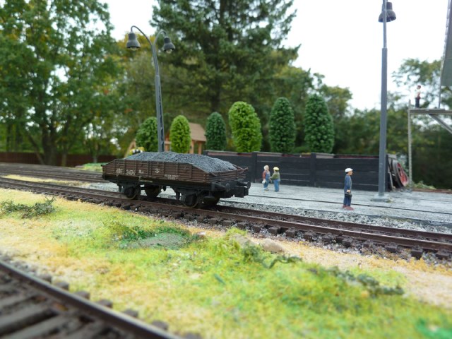 Двухосные платформы для перевозки руды.