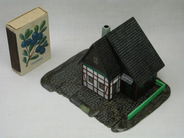 N, Деревенский дом с крышей из дранки