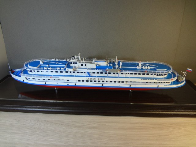 Пассажирский речной теплоход проекта 305 "Салават-Юлаев"