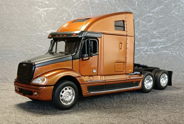FREIGHTLINER Columbia "Ginger" (1/32)