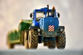 Трактор Т-150К с полуприцепом-корзиной ПЭ-1009.