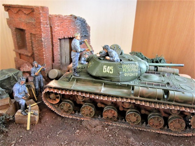 КВ-1С, погрузка боекомплекта.