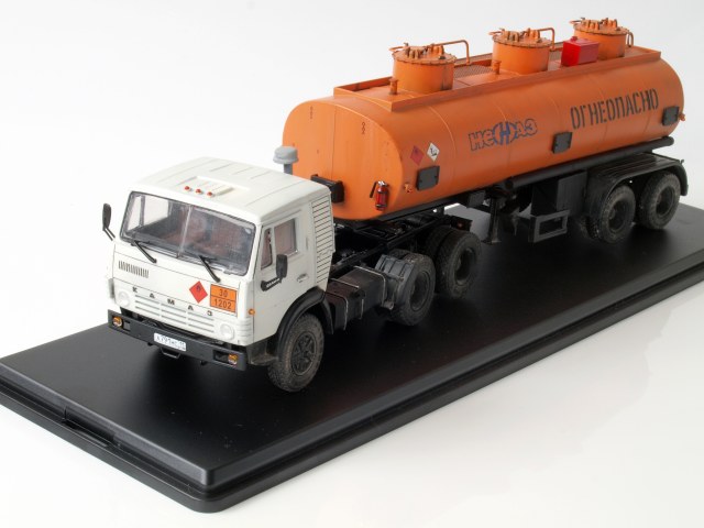 Камаз-54112 с полуприцепом Нефаз-96742