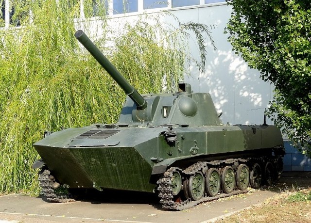 Советская 120-мм самоходная гаубица-миномет 2С9 "Нона-С".