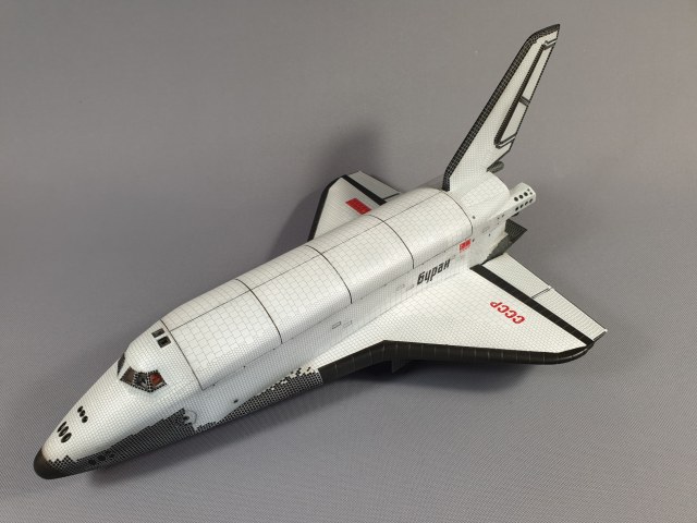Космический корабль Буран 1/144