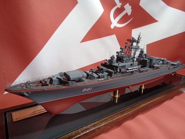 Модель СКР "Ладный" проект 1135