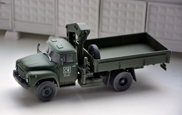 Грузовой бортовой ЗИЛ 130 с краном-манипулятором