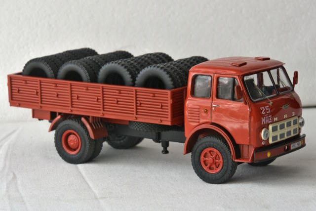 МАЗ-500А "25 лет МАЗу" с грузом покрышек