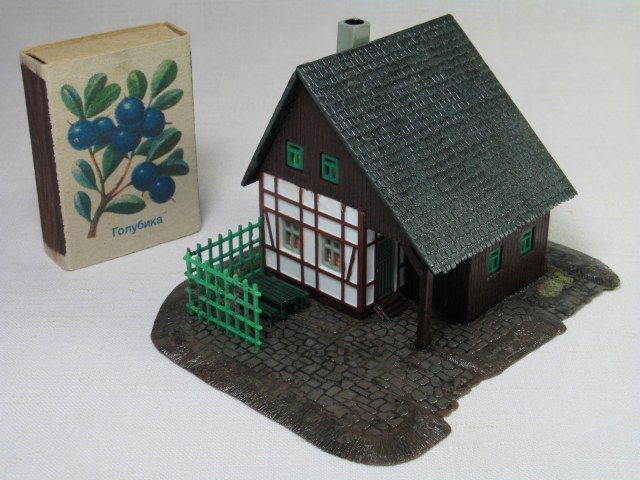 N, Деревенский дом с крышей из дранки и навесом у входа