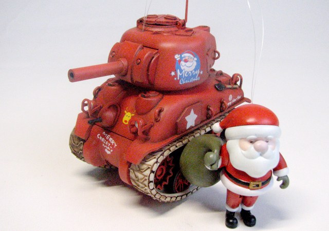 Танчик - ёлочная игрушка с сюрпризом