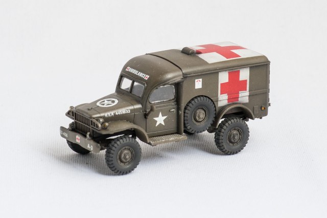 санитарная машина и трактор.