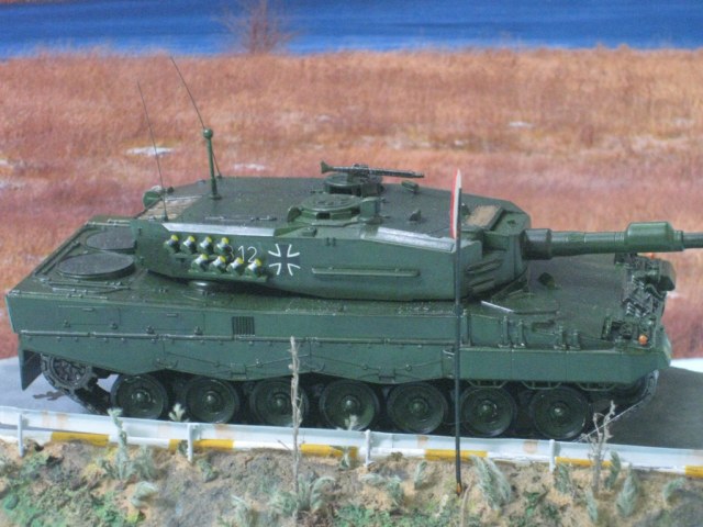 Леопард 2 на подставке.