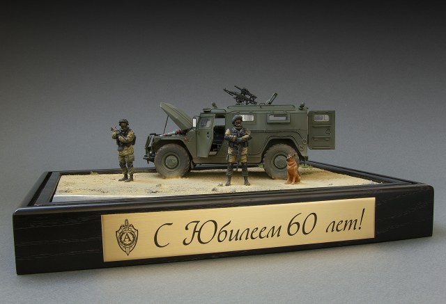 Газ "Тигр" с бойцами и собакой