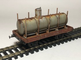 Двухосная цистерна с грузом в виде старого котла цистерны, 1/87
