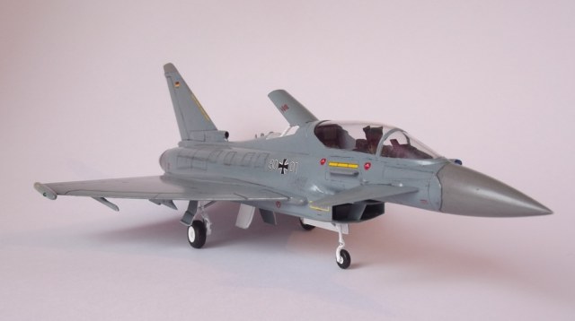 EF-2000B Eurofighter Typhoon 1:72  HOBBY BOSS