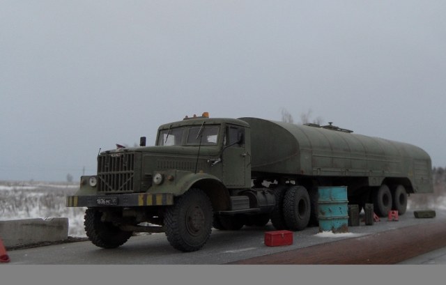 КРАЗ-258Б1 с полуприцепом-топливозаправщиком ТЗ-22