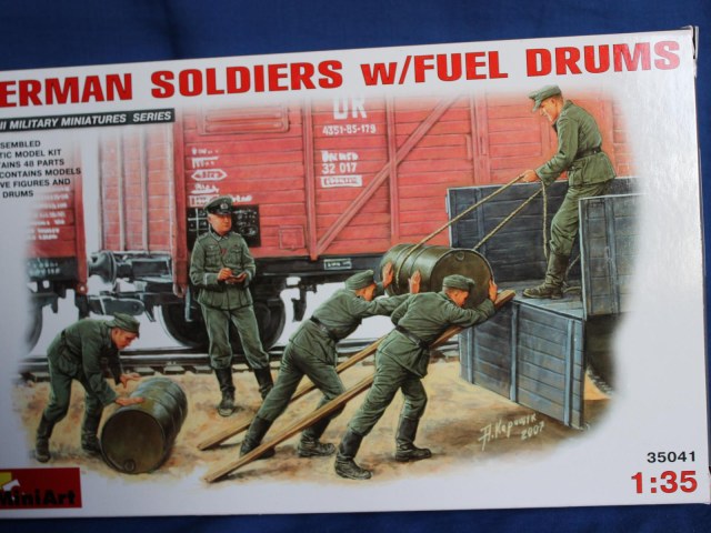 Немецкие солдаты с топливными бочками