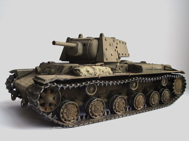 Тяжелый танк КВ-1 с экранами.