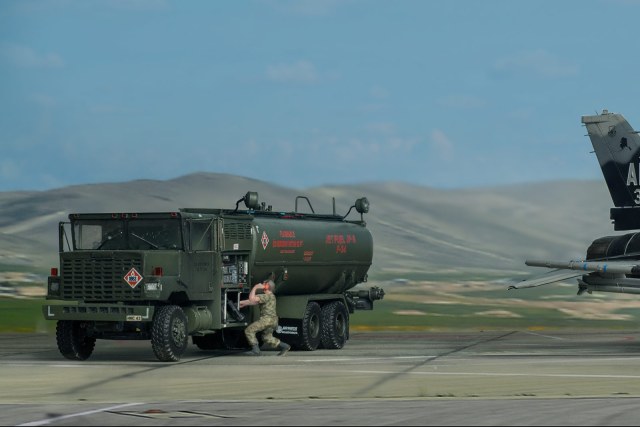 аэродромный топливозаправщик  OSHKOSH A/S32 R-11 1/72