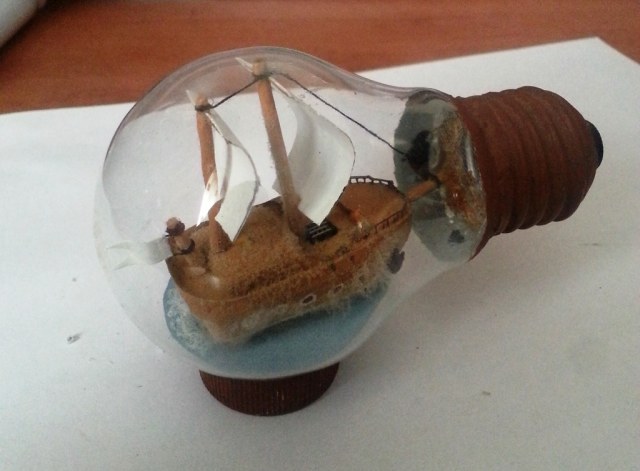 Кораблик в лампочке