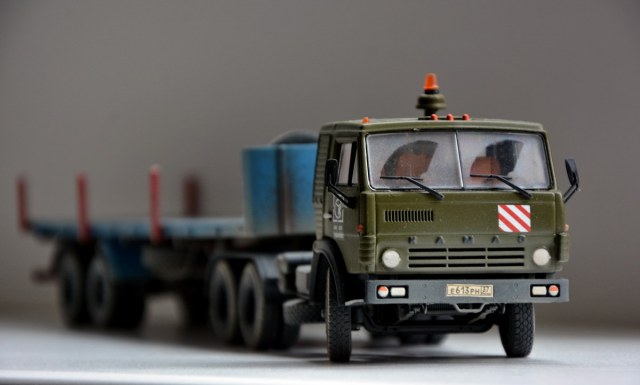 Седельный тягач КАМАЗ 54112 с полуприцепом