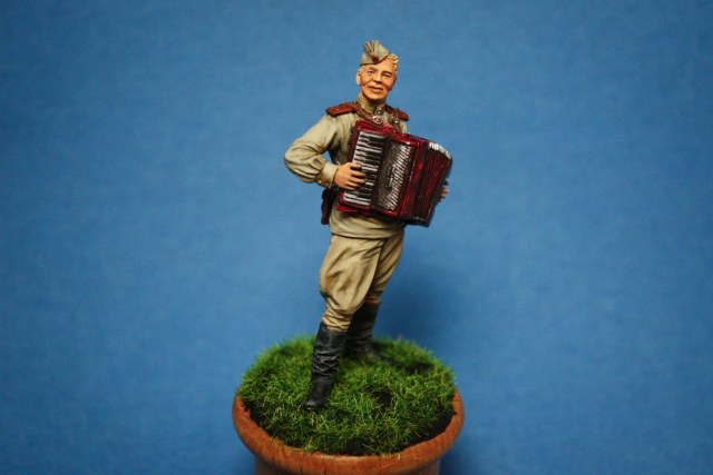 Лейтенант Красной Армии с аккордеоном