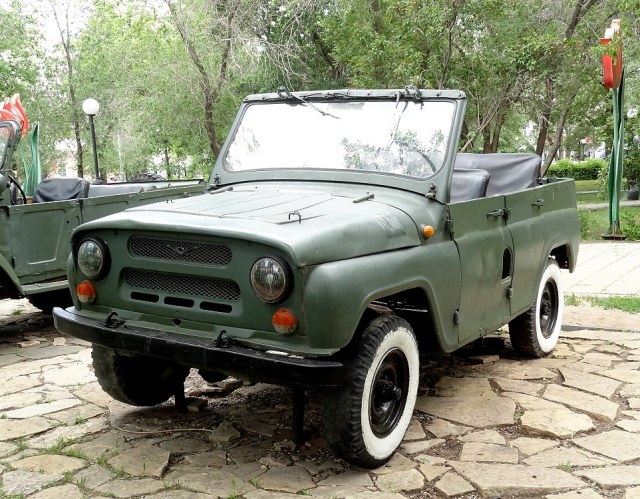 Автомобиль УАЗ-469.