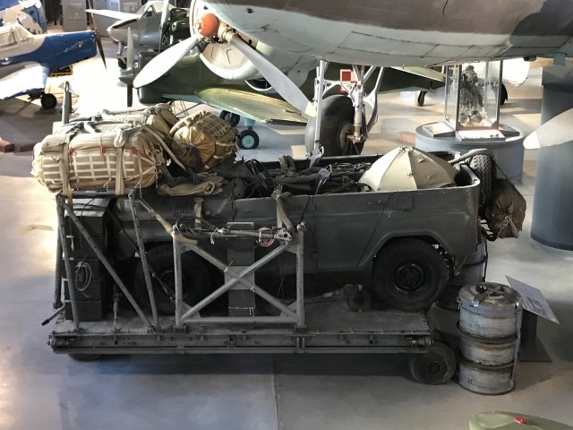 УАЗ-469 на парашютной платформе П-7