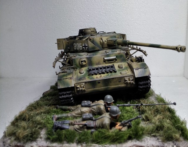 Расчет ПТР у сгоревшего Pz.4 J.