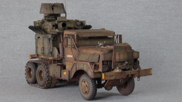 Армейский грузовик США М-35. Башня-танк США Sheridan M-551. Гусеницы танка Challenger- Британия