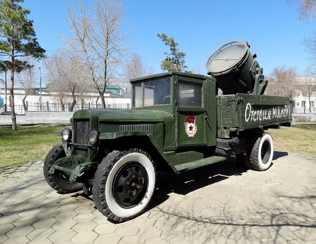 УралЗИС-5М с авиационным прожектором АПМ 90М.