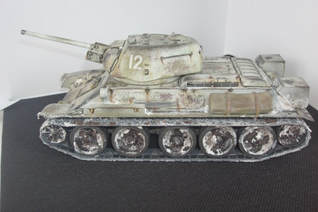 Т-34/76 УЗТМ в зимнем камуфляже.