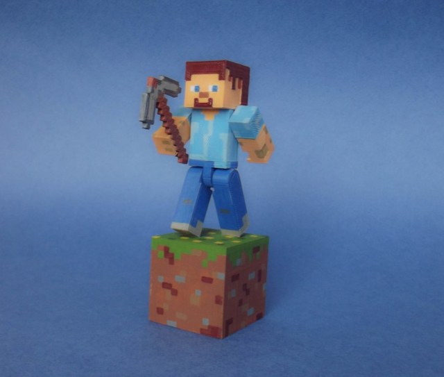Фигурка из компьютерной игры Minecraft