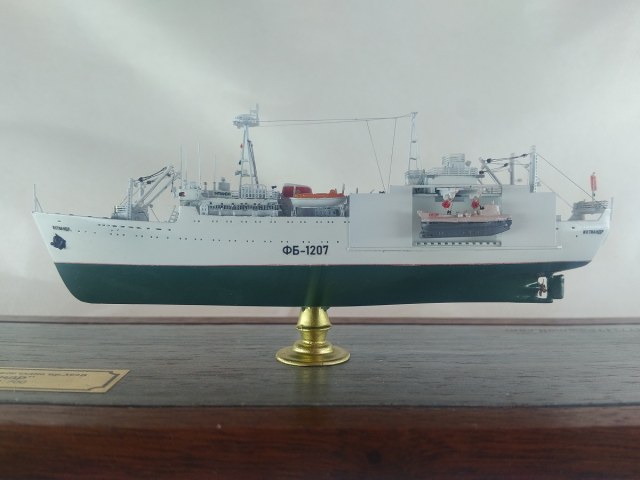 Научно-промысловое судно "Ихтиандр"