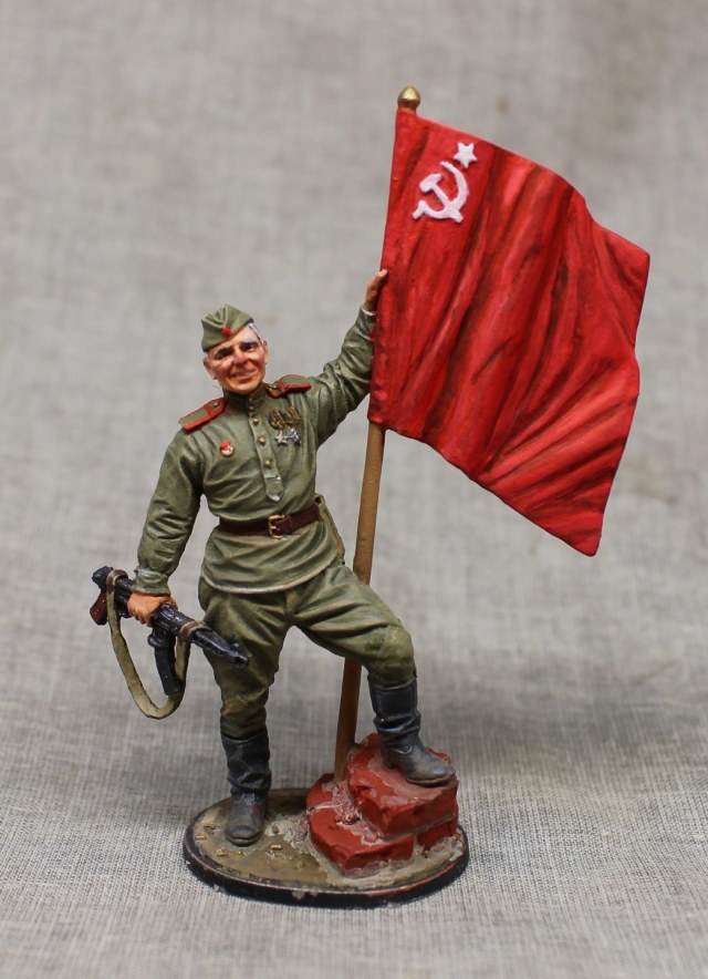 Гвардии ефрейтор пехоты Красной Армии с советским флагом. 1943-45 гг. СССР