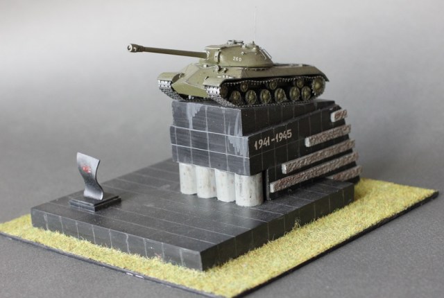 Танк на площади