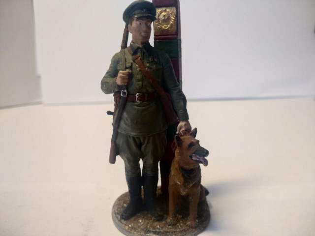 Младший сержант пограничных войск НКВД с собакой