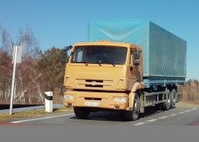 КАМАЗ-65117 бортовой с тентом