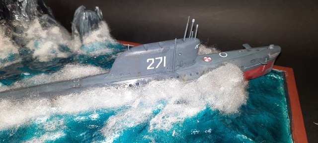 ...Презрев штормящие просторы и ласку голубой волны, уходят лодки, погружаясь в оковы  жадной глубины