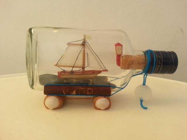 Парусная лодка в бутылке