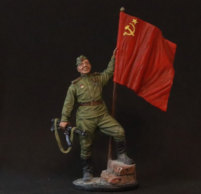 Гвардии ефрейтор пехоты Красной Армии с советским флагом. 1943-45 гг. СССР