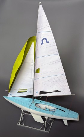 Килевая гоночная яхта класса Солинг