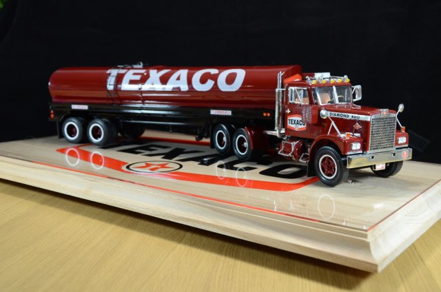 Diamond Reo + Texaco tank trailer
